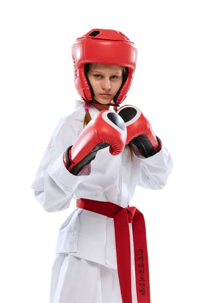 Retrato de media longitud de niña, atleta taekwondo con dobok y uniforme de defensa deportiva posando aislado sobre fondo blanco. — Foto de Stock