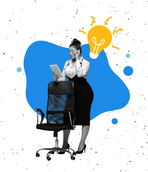 Jasná kresba. Mladá žena, účetní, finanční analytička nebo úřednice v kancelářském obleku pomocí tabletu izolovaného na světlém pozadí. — Stock fotografie