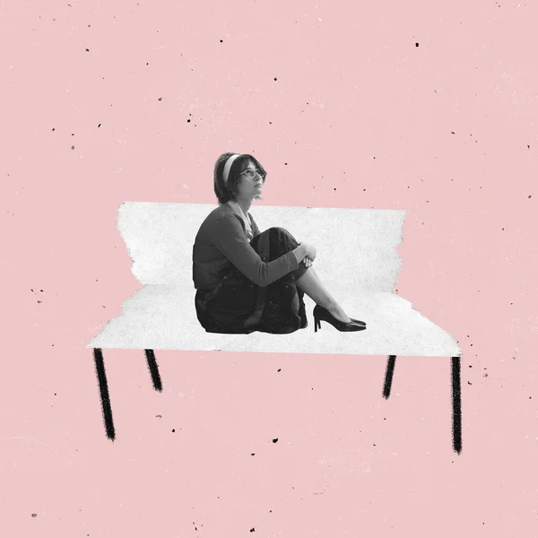 Klasik takım elbiseli bir kadının modern sanat kolajı pembe arka planda izole bir şekilde kağıt bankta oturuyor. Grunge etkisi — Stok fotoğraf