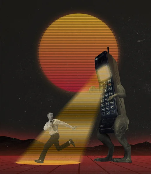 Сучасне мистецтво колаж. Бізнесмен у костюмі тікає в центрі уваги з величезного старовинного телефону у формі динозавра — стокове фото