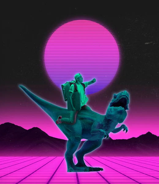Креативный ретро дизайн. Коллаж современного искусства молодого человека, катающегося на динозаврах, изолирован на черно-розовом фоне в неоновом — стоковое фото