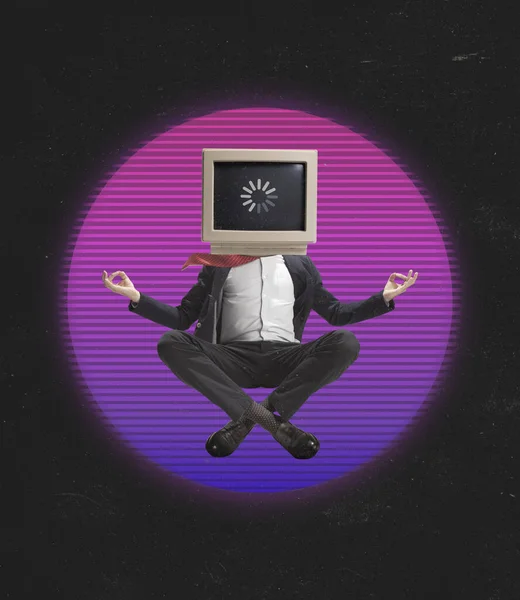 Κολάζ σύγχρονης τέχνης. Ο άνθρωπος, επιχειρηματίας με κοστούμι επικεφαλής με ρετρό υπολογιστή κάθεται στο λωτό γιόγκα θέτουν απομονωμένη σε σκούρο φόντο — Φωτογραφία Αρχείου