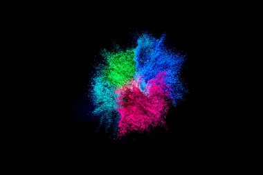 Siyah stüdyo arka planında fotokopi alanı olan renkli, sıvı ve yanık toz patlaması. Dergi kapağı, duvar kağıdı tasarımı