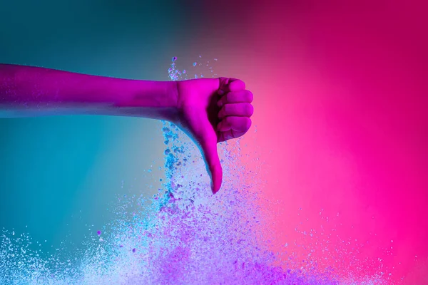 Vrouwelijke hand en explosie van gekleurd, neonpoeder op roze blauwe studioachtergrond met kopieerruimte. Magazine cover, behang ontwerp — Stockfoto