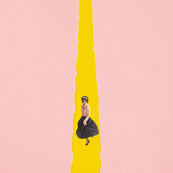 Молодая женщина в стиле ретро одета изолированно на желтом розовом фоне. Коллаж современного искусства. — стоковое фото