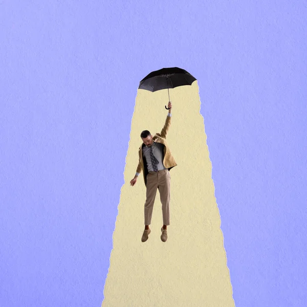 Молодой человек в костюме ретро, летающий с зонтиком на синем фоне. Коллаж современного искусства. — стоковое фото