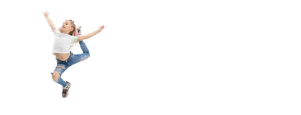 Dynamisch portret van klein meisje, kind in casual kleding springen, plezier geïsoleerd op witte studio achtergrond. — Stockfoto