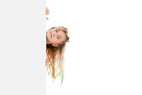 Glada flicka isolerad på vit studio bakgrund. Uppfattat utrymme. Barndom, utbildning, känslor koncept — Stockfoto