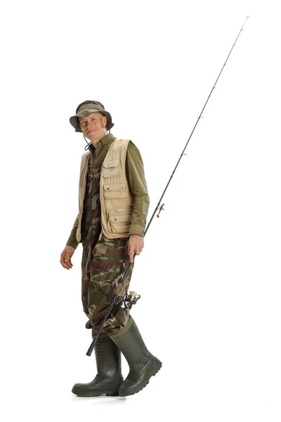 Porträt eines jungen Mannes, Berufsfischer mit Angelrute, Spinning und Ausrüstung, die isoliert über weißem Studiohintergrund in den Fluss geht — Stockfoto