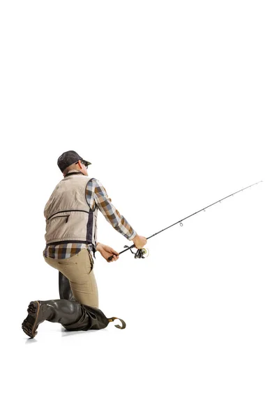 Ritratto di giovane, pescatore professionista con canna da pesca, filatura e attrezzatura che va al fiume isolato su sfondo bianco — Foto Stock
