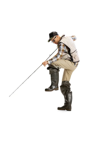 Retrato de hombre joven, pescador profesional con caña de pescar, spinning y equipo que va al río aislado sobre fondo blanco del estudio — Foto de Stock