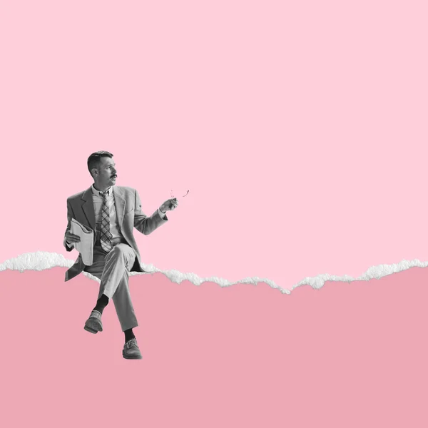 Kortárs művészeti kollázs az ember ül szélén egy szakadt papírlap elszigetelt rózsaszín háttér — Stock Fotó