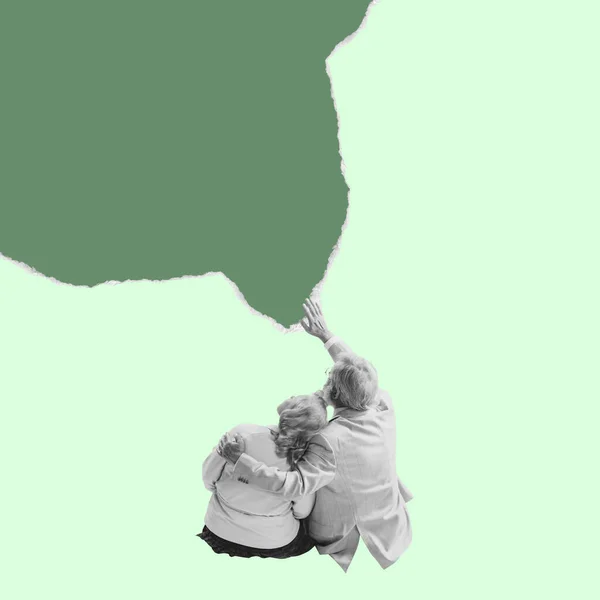 Starszy mężczyzna i kobieta ubrani w ubrania w stylu retro siedzą plecami do kamery i patrzą w górę odizolowani na podartym papierowym tle. Minimalizm — Zdjęcie stockowe