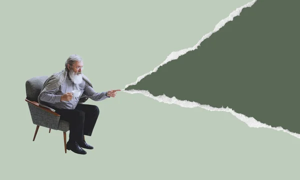 Hombre mayor con ropa de estilo retro sentado en sillón aislado sobre un fondo de papel roto. collage de arte contemporáneo. Minimalismo — Foto de Stock