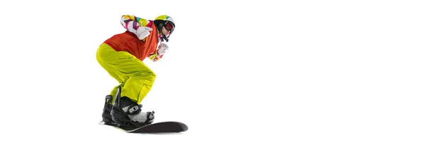 Una joven en ropa deportiva brillante, gafas y casco de snowboard aislado en el fondo del estudio blanco. Concepto de deportes de invierno — Foto de Stock