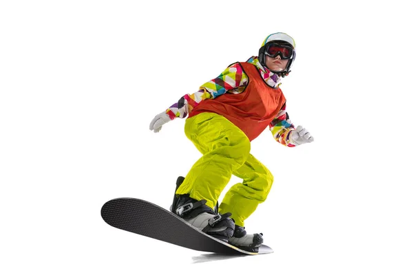 Retrato de jovem mulher em sportswear brilhante, óculos e capacete snowboard isolado no fundo do estúdio branco. Conceito de esportes de inverno — Fotografia de Stock