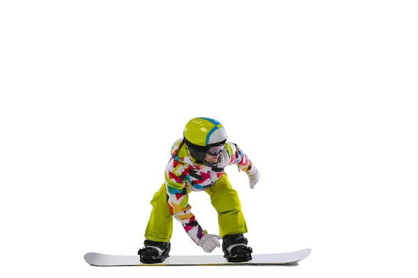 En ung kvinna i ljusa sportkläder, glasögon och hjälm snowboard isolerad på vit studio bakgrund. Begreppet vintersport — Stockfoto