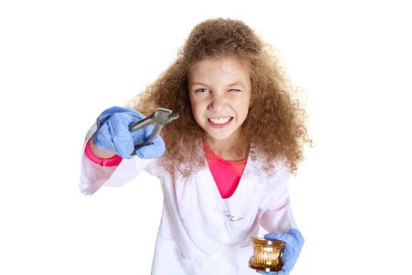 Captura de estudio de niña linda, niño en la imagen del médico dentista con bata de laboratorio blanca y guantes aislados en el fondo del estudio blanco — Foto de Stock