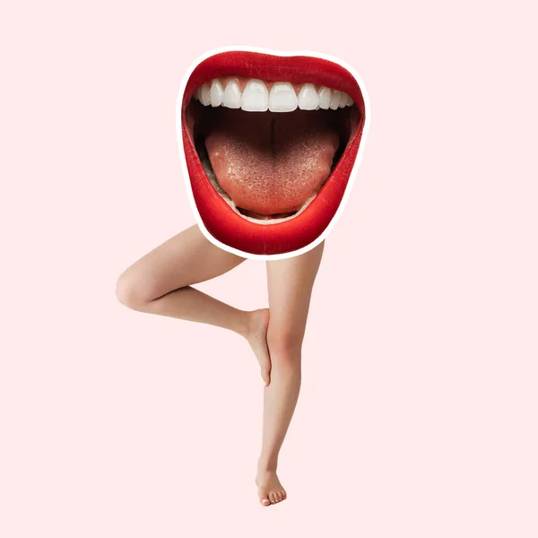 Design moderne, collage d'art contemporain. Inspiration, idée, style magazine urbain tendance. Grande bouche féminine avec rouge à lèvres rouge vif sur les jambes féminines — Photo