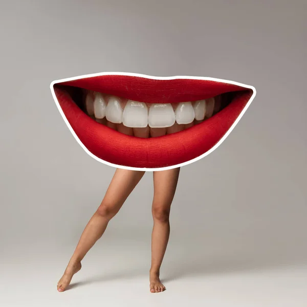 Design moderne, collage d'art contemporain. Inspiration, idée, style magazine urbain tendance. Grande bouche féminine avec rouge à lèvres rouge vif sur les jambes féminines — Photo
