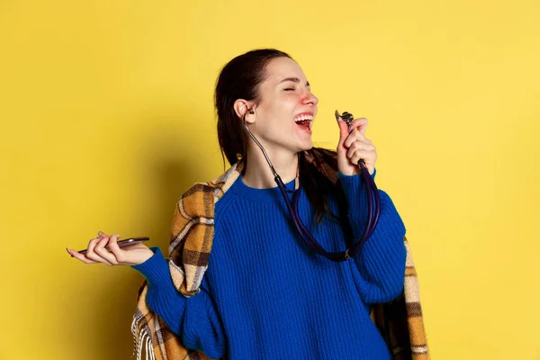 노란색 스튜디오 배경에 고립된 채누워 있는 코카서스 출신젊은 여성 독감 과 감기를 그린 그림. — 스톡 사진
