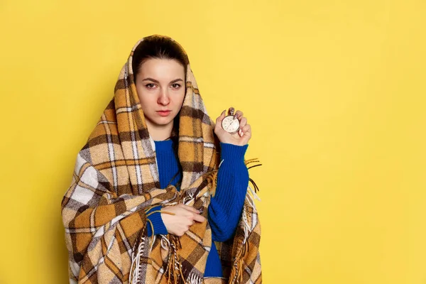 Studio sköt ung kvinna influensa och kyla, illamående poserar isolerad på gul studio bakgrund. — Stockfoto
