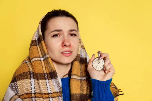 Studio sköt ung kvinna influensa och kyla, illamående poserar isolerad på gul studio bakgrund. — Stockfoto