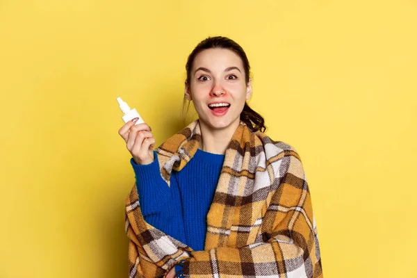 Porträt einer kaukasischen jungen Frau Grippe und Erkältung, die sich krank fühlt und isoliert auf gelbem Studiohintergrund posiert. — Stockfoto