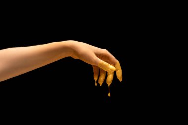 Karanlık stüdyo arka planında izole edilmiş el işaretleri yapan kadın. İnsan ilişkileri, sembolizm, kültür ve tarih kavramı