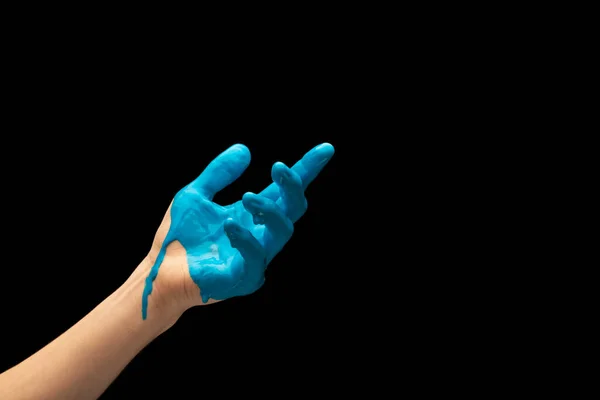 Masculino mão pintado azul gesto isolado no escuro estúdio fundo. Conceito de relação humana, simbolismo, cultura e história — Fotografia de Stock