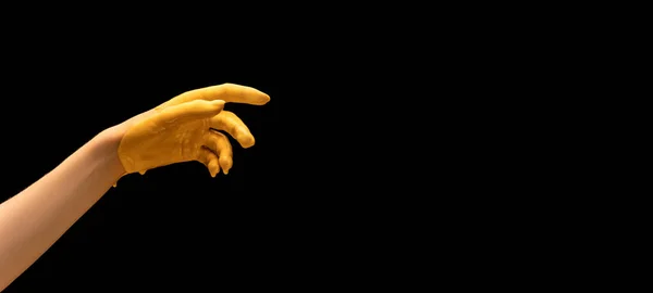 Флайер с раскрашенной человеческой рукой, жестикулирующий изолированно на фоне черной студии. Понятие человеческих отношений, символизма, культуры и истории — стоковое фото