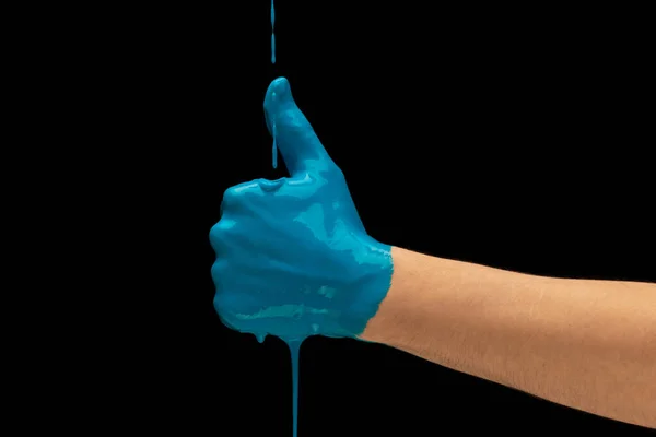 Man handmålade blå gester isolerad på mörk studio bakgrund. Begreppet mänsklig relation, symbolik, kultur och historia — Stockfoto