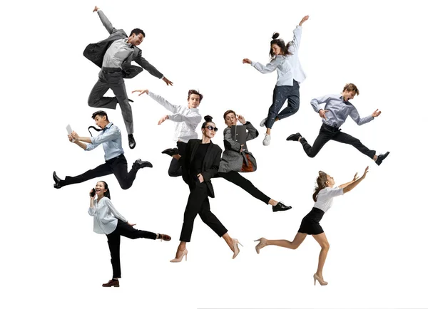 男性と女性のオフィスの労働者がジャンプし、白い背景にフォルダ、コーヒー、タブレットでカジュアルでビジネススタイルの服で踊ります。バレエダンサー。セット — ストック写真