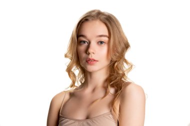 Beyaz stüdyo arka planında izole edilmiş gündüz makyajlı güzel bir kızın yarım boy portresi. Doğal güzellik konsepti.