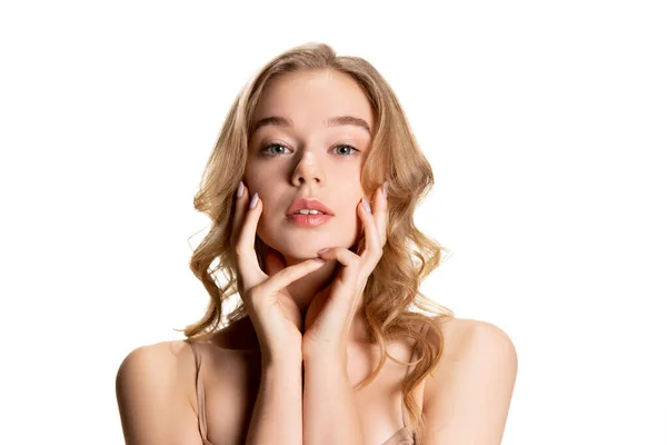 Retrato de media longitud de una joven hermosa chica con maquillaje de día aislado sobre fondo de estudio blanco. Concepto de belleza natural. —  Fotos de Stock