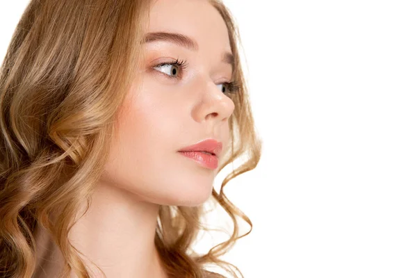 Nahaufnahme Porträt eines jungen schönen Mädchens mit Tag Make-up isoliert über weißem Studiohintergrund. Natürliches Schönheitskonzept. — Stockfoto