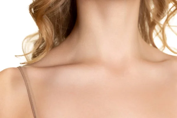 Le clavicole. Ritratto di giovane modella donna isolata su sfondo bianco. Bella donna caucasica con una pelle sana e ben tenuta. — Foto Stock