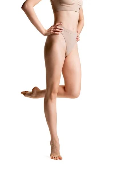 Hermoso cuerpo femenino, piernas delgadas aisladas sobre fondo blanco del estudio. Belleza natural, spa, concepto de tratamientos anticelulíticos. —  Fotos de Stock