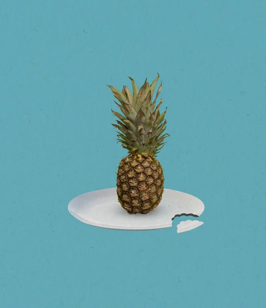 Πράσινος ανανάς σε μεγάλο λευκό πιάτο πορσελάνης που απομονώνονται σε μπλε φόντο. Αντιγραφή χώρου για διαφήμιση, κείμενο. Μοντέρνο σχέδιο. Εννοιολογικό, σύγχρονο κολάζ — Φωτογραφία Αρχείου