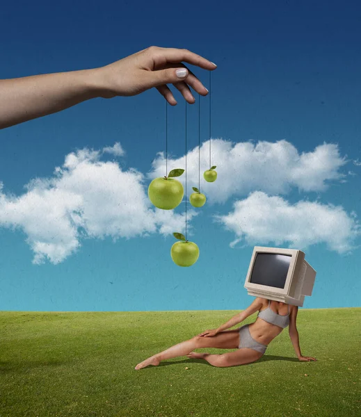 Современный художественный коллаж юной худой девушки с ретро-компьютером вместо головы, сидящей на траве на открытом воздухе, изолированном над облачным небом — стоковое фото