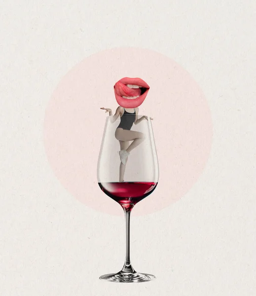 現代美術のコラージュ、現代的なデザイン。パーティー気分だ。白い背景に隔離された赤ワイングラスに若いスリムな女の子。シュルレアリスム — ストック写真