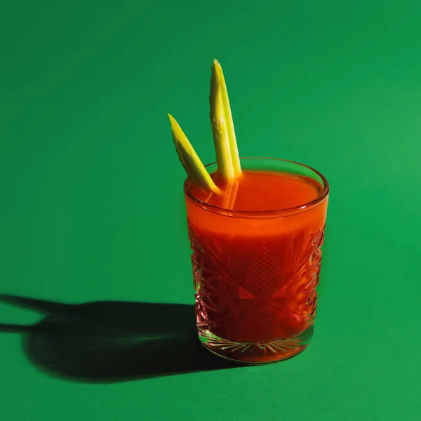 玻璃杯与鸡尾酒血腥玛丽隔离在明亮的绿色霓虹灯背景。品味的概念，酒精饮料 — 图库照片