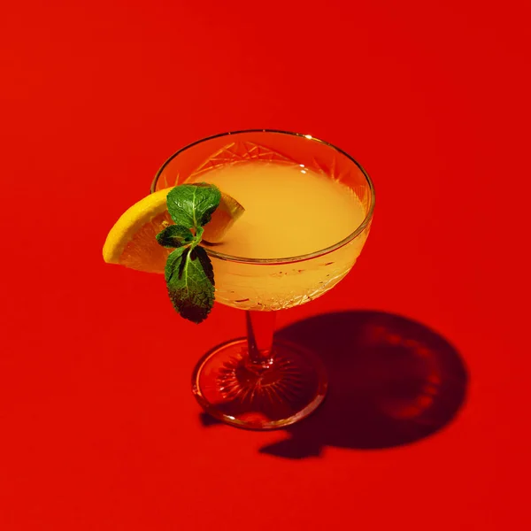 Draufsicht auf Glas mit Schraubendreher-Cocktail isoliert auf leuchtend rotem Neonhintergrund. Geschmackskonzept, alkoholische Getränke — Stockfoto