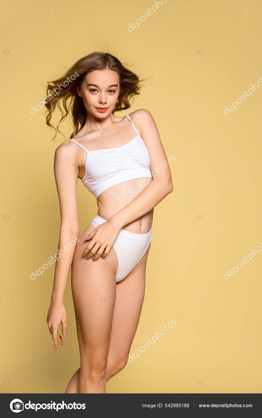 Retrato de una joven hermosa mujer delgada en ropa interior