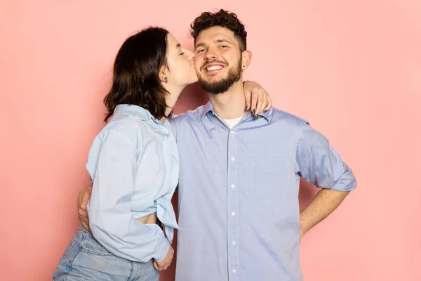 Getrouwd koppel van jonge en gelukkige man en vrouw geïsoleerd op roze trendy kleur achtergrond. Menselijke emoties, jeugd, liefde en levensstijl — Stockfoto