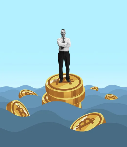 Samenstelling met jonge zakenman staat op enorme munten met Bitcoin tekens zwemmen in de oceaan. Bedrijfs- en financieel concept — Stockfoto