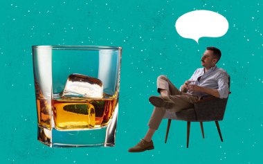 Şık bir genç adam, mavi arka planda neon ile izole edilmiş dev bir bardak viskinin yanında oturuyor. Alkol, tatil, içki kavramı