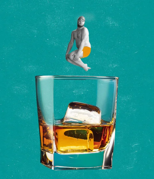 有趣的人跳到玻璃杯威士忌分离过梯度蓝色背景的霓虹灯。酒精、假日、饮料的概念 — 图库照片