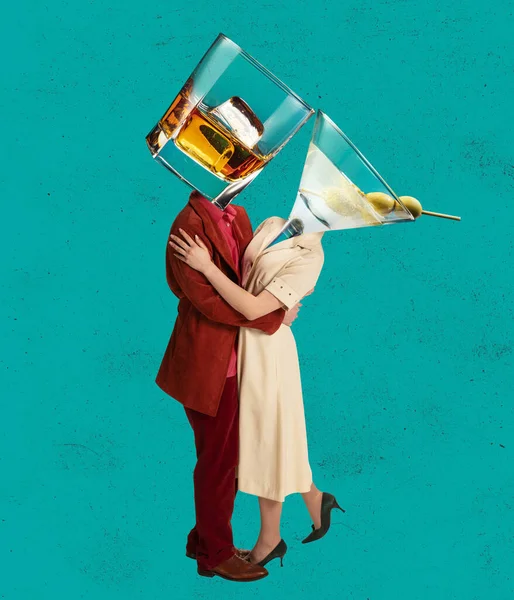 Collage de arte contemporáneo de hombre y mujer bailando en ropa de estilo retro encabezada por martini y glases de whisky. Concepto de arte, música, moda, fiesta, creatividad — Foto de Stock