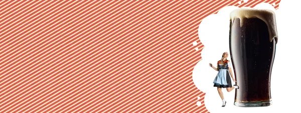 Volante con pequeña mujer joven Oktoberfest de pie cerca de vidrio de cerveza oscura con espuma sobre fondo de color melocotón. collage de arte contemporáneo —  Fotos de Stock